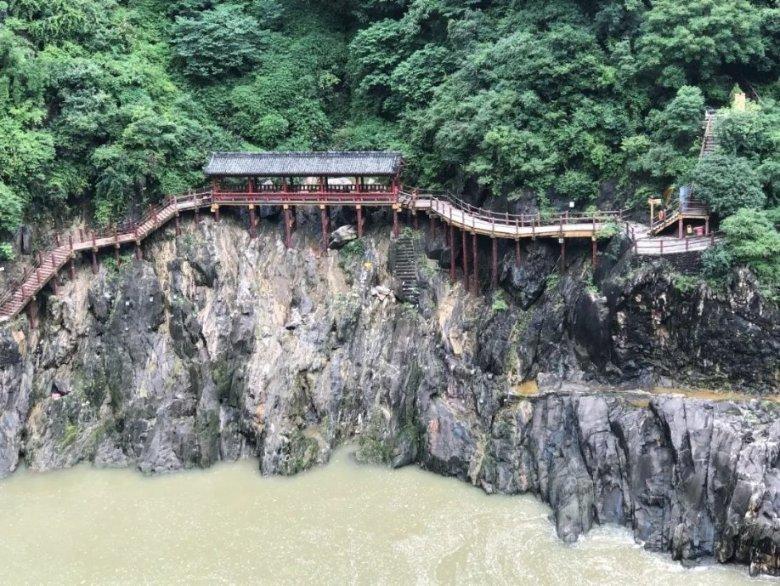 小轿车深夜侧翻 建水消防撬开“逃生通道”